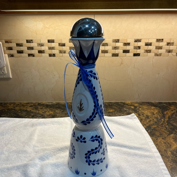 Clase Azul Reposado Tequila SET OF 2 ceramic EMPTY bottles. 1.75 L., EUC - Picture 5 of 11